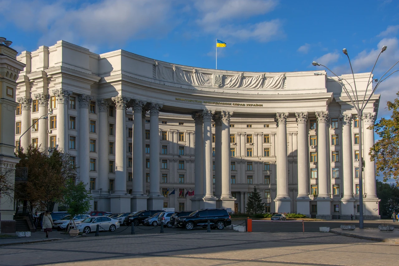 Будівля якого міністерства позбавлена вікон