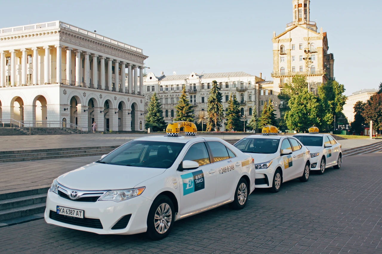 Яке таксі працює в комендантську годину Київ: офіційно вночі