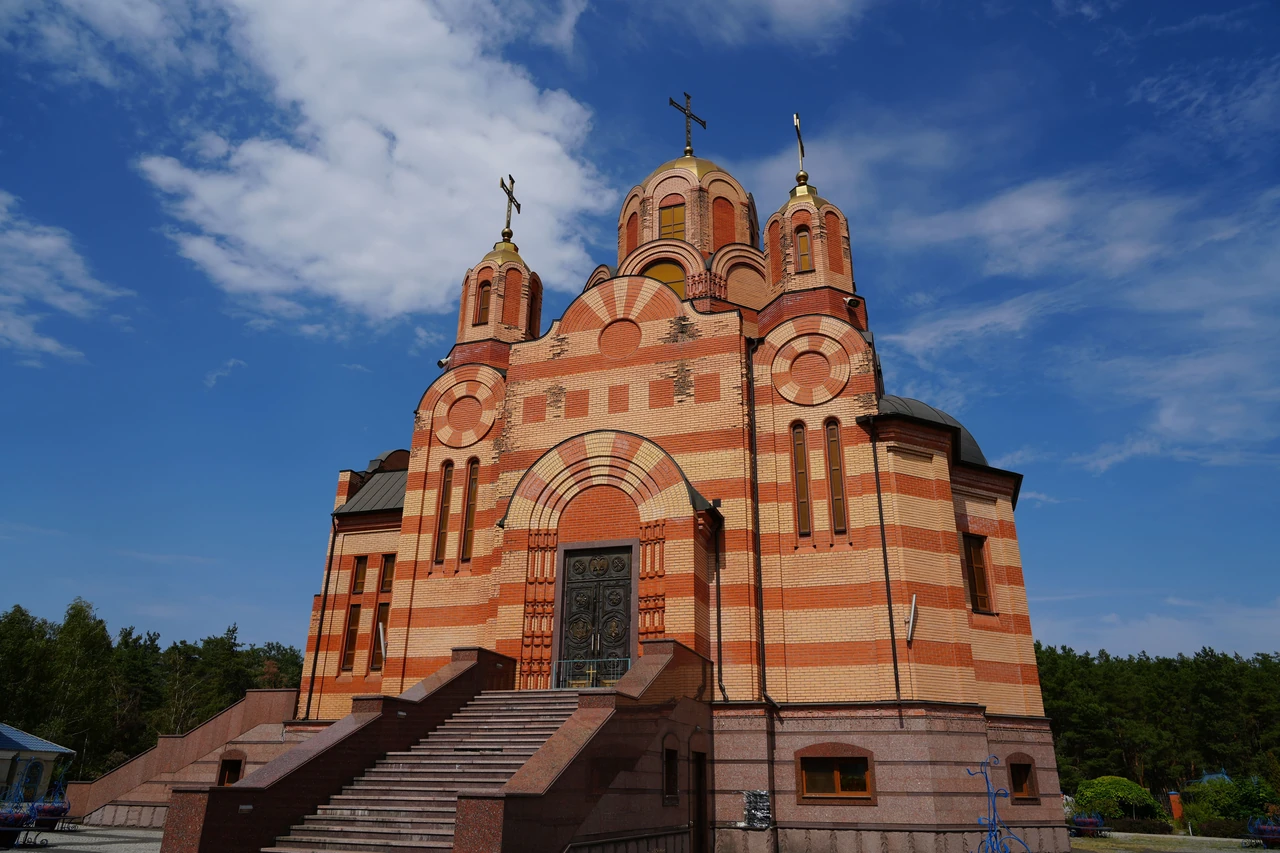 Що таке УПЦ: церква між каноном і законом